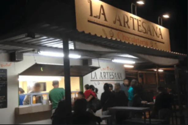 Disfurta de unos churros en La Artesana Churrería & Cafetería 